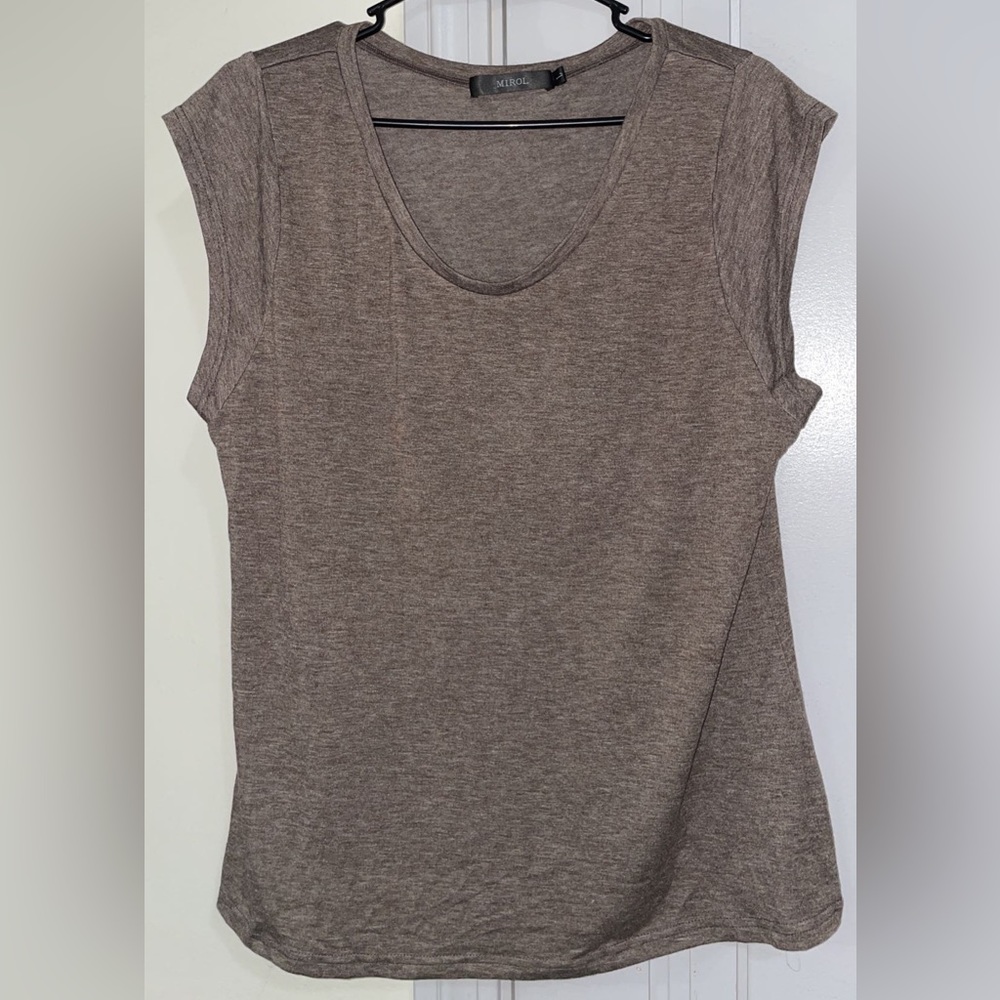 Amazon Brown Tee Size L